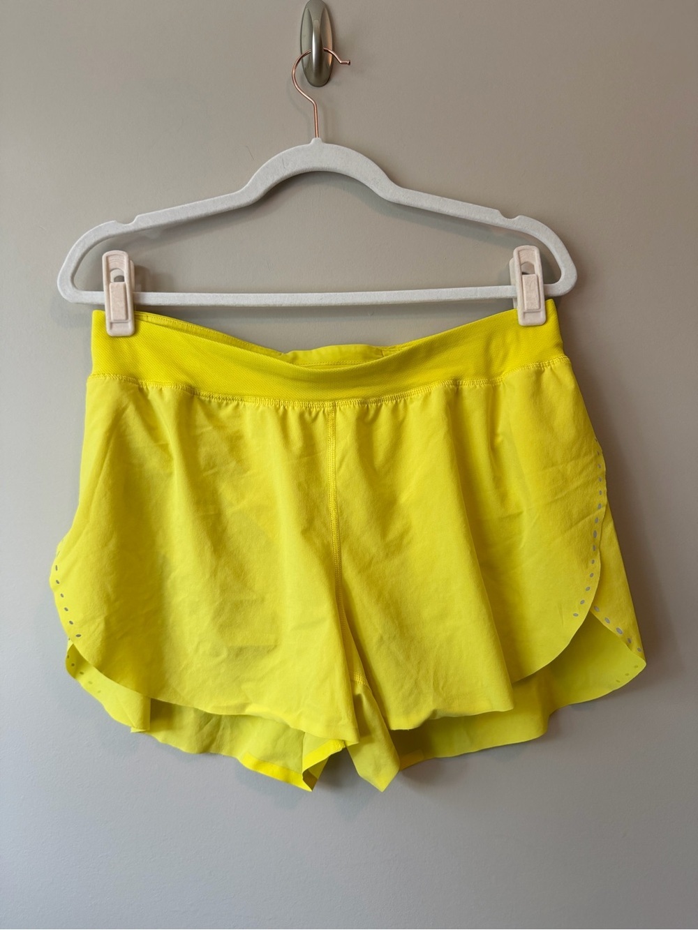 Lululemon Find Your Pace Running Shorts Yellow Sz 10 Liner VGUC
